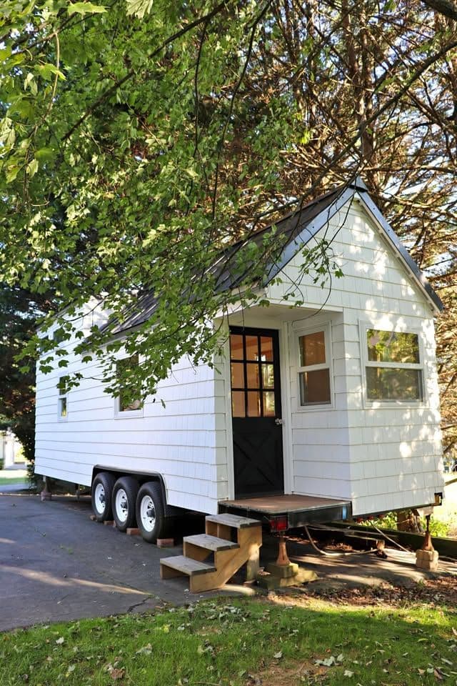 Brand New 28’ Tiny House on Wheels – High-End with Appliances