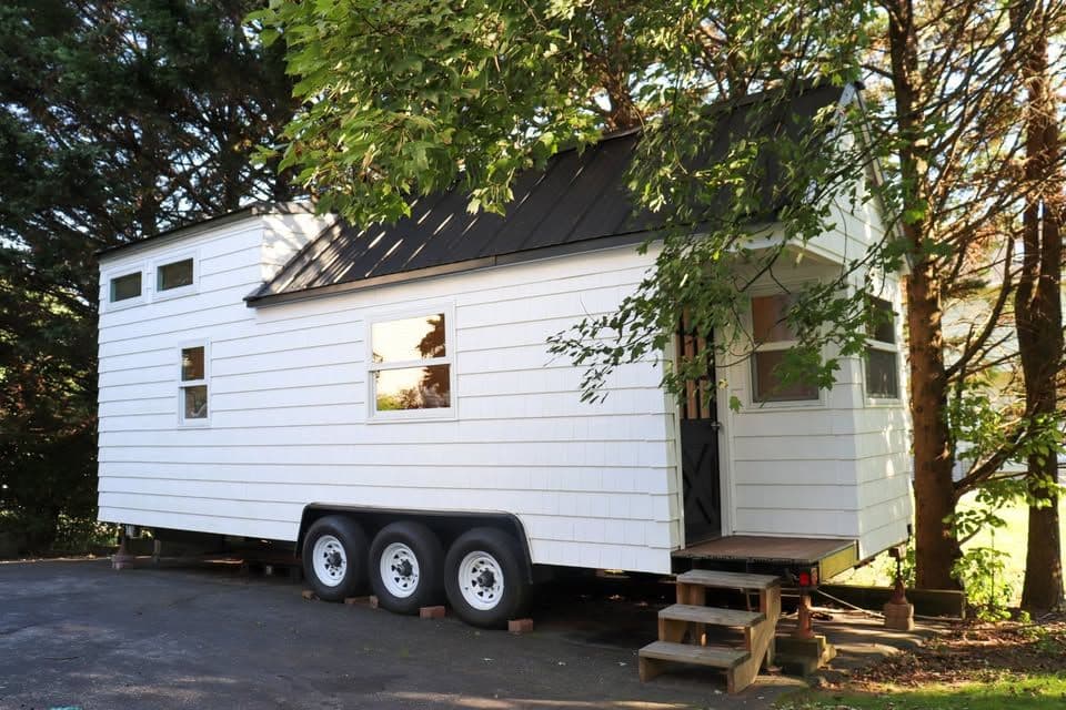 Brand New 28’ Tiny House on Wheels – High-End with Appliances - Image 2