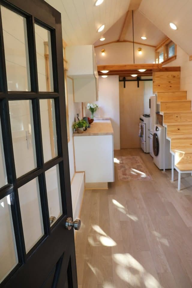 Brand New 28’ Tiny House on Wheels – High-End with Appliances - Image 4