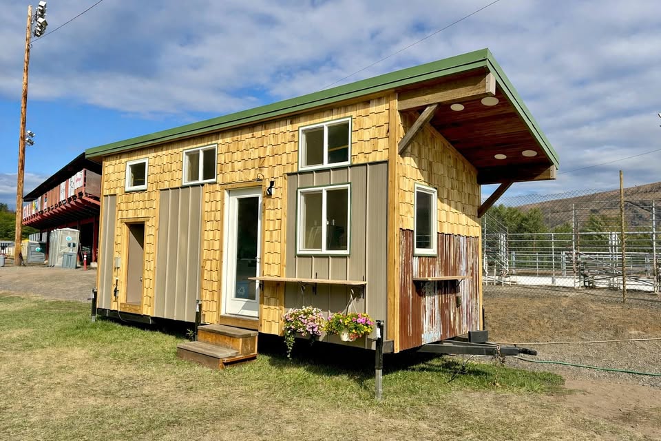 Beautiful Tiny House on Wheels – 2025 Custom Build, Financing Available, Free Delivery