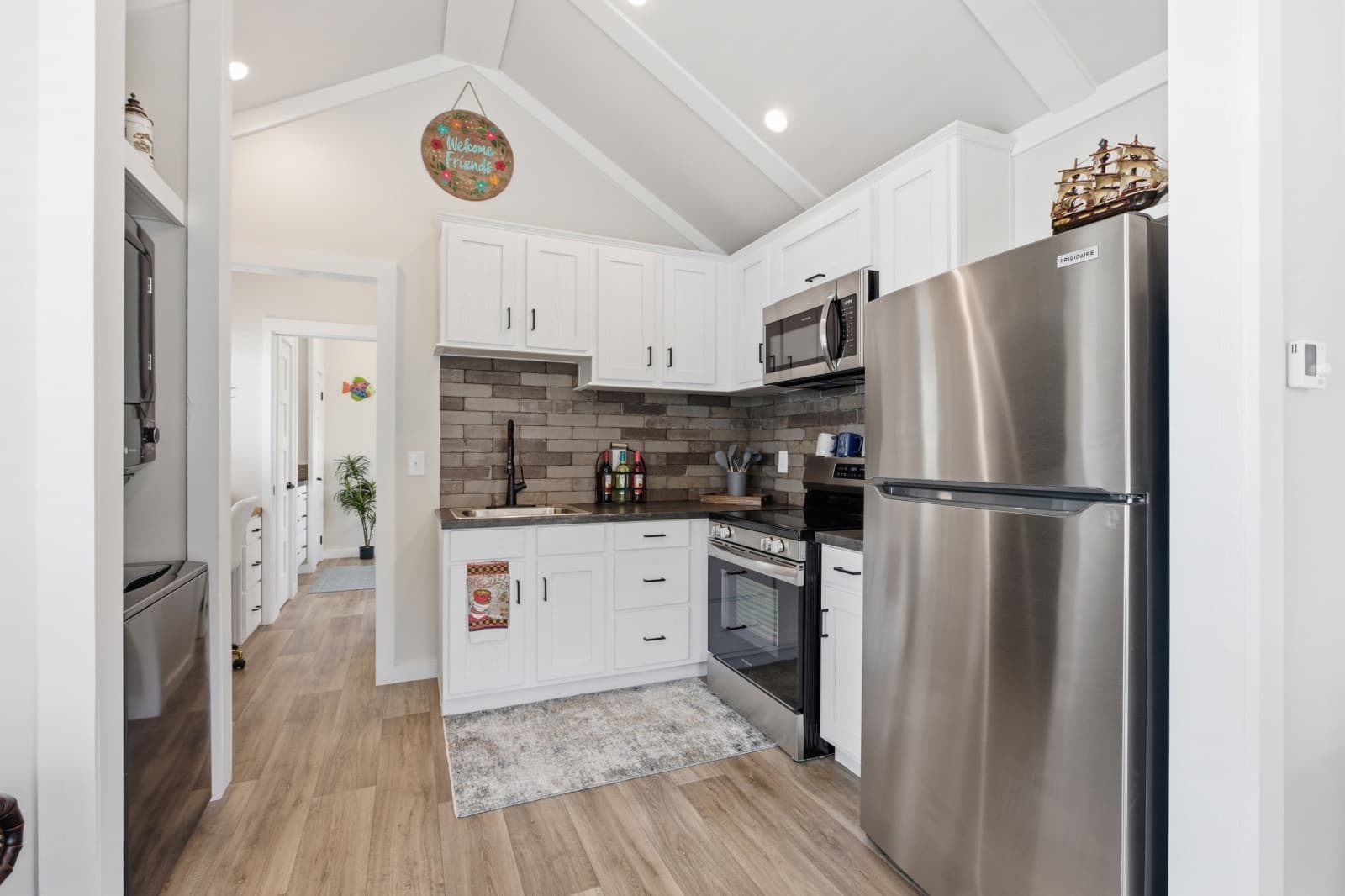 Simple living meets modern comfort - Image 5