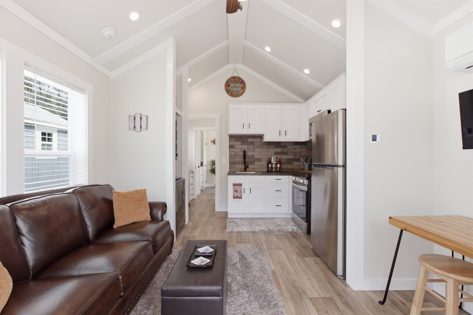 Simple living meets modern comfort - Image 3