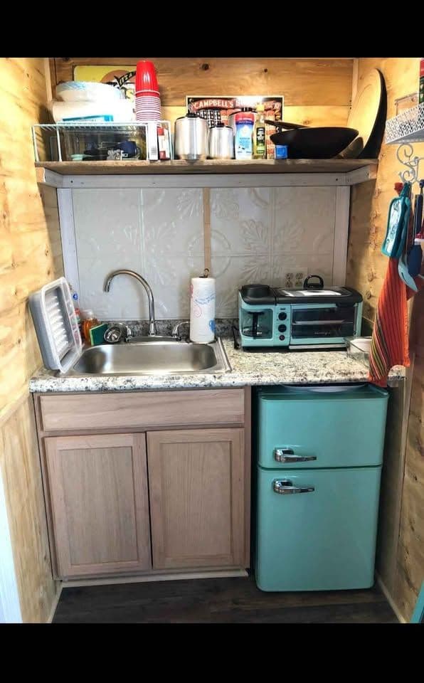 Retro Retreat cabin 10 x 24 - Image 3
