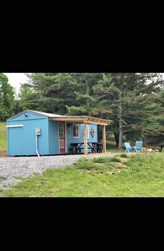 Retro Retreat cabin 10 x 24 - Image 4
