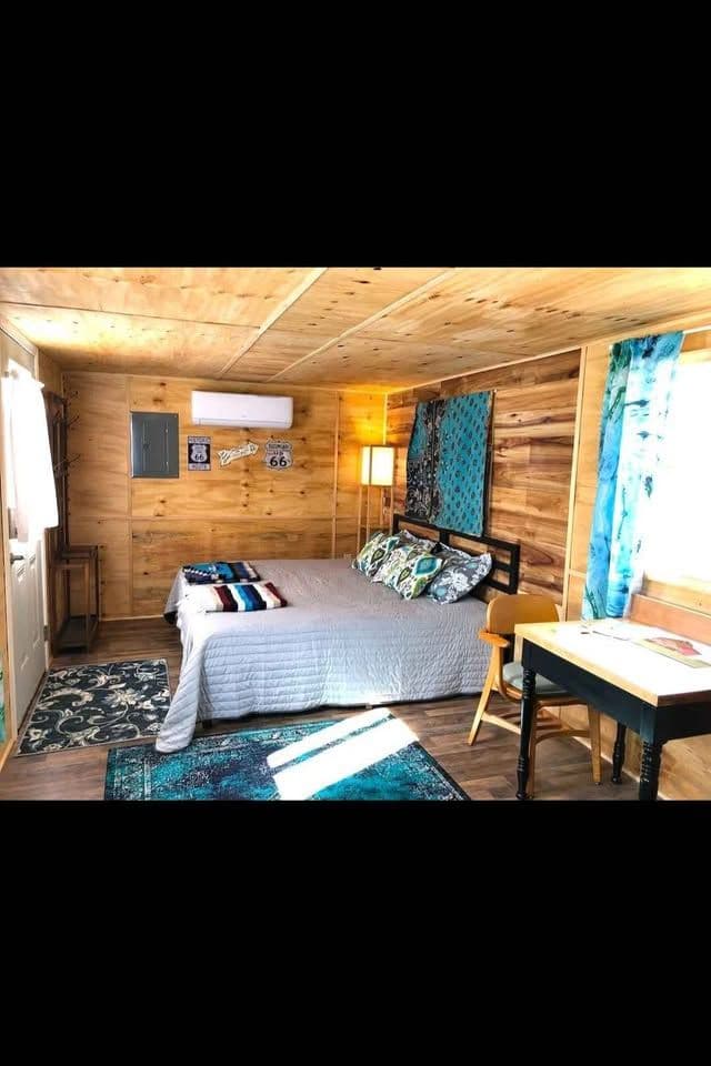 Retro Retreat cabin 10 x 24 - Image 5