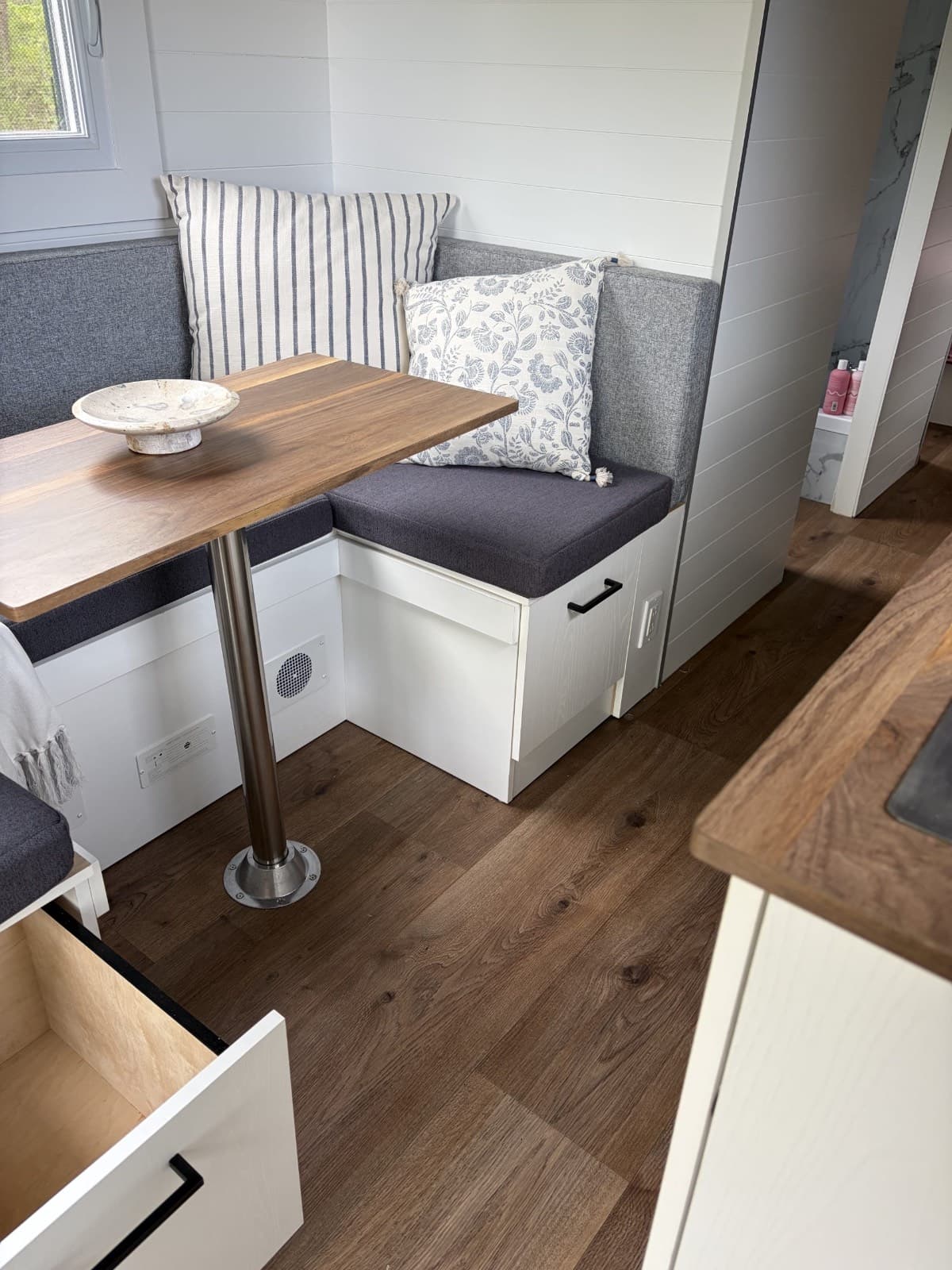 Beautiful Single-Level Tiny Home - Image 3
