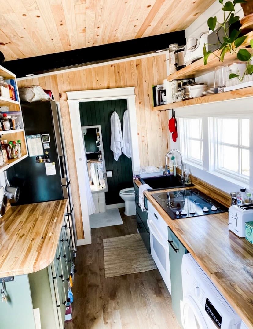 Modern Cabin Tiny House (on wheels) built with all the comforts of a home! - Image 4