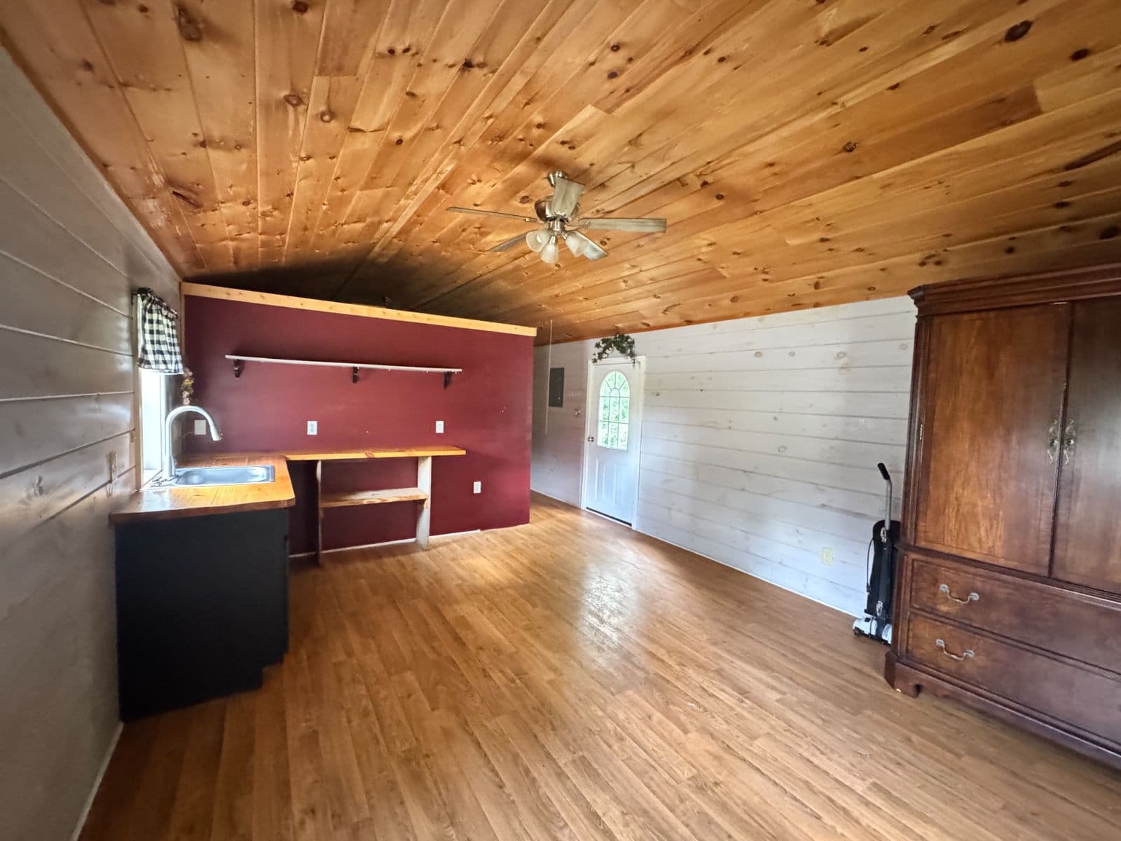 Charming Cabin in Lake Community - Image 4