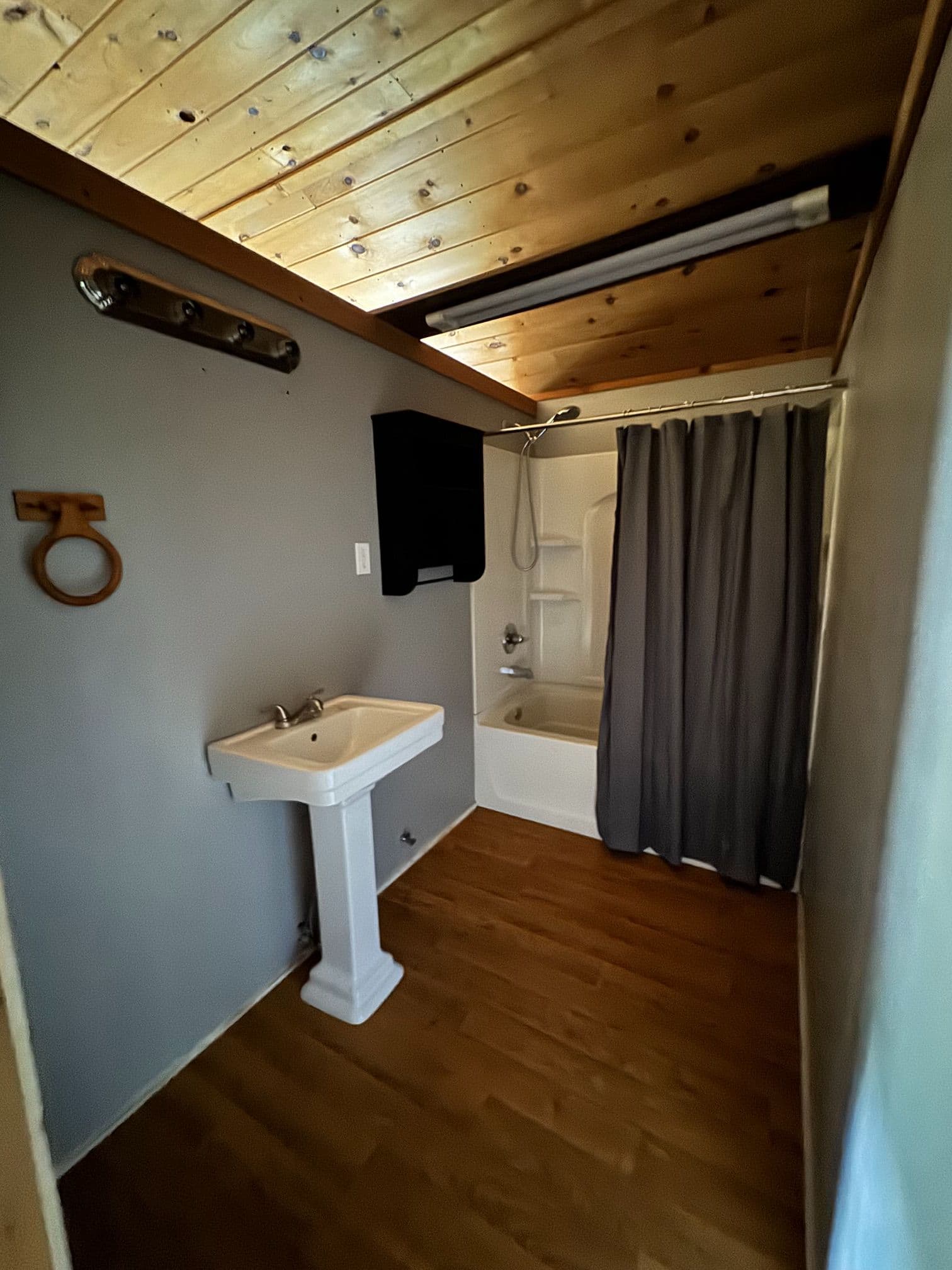 Charming Cabin in Lake Community - Image 5
