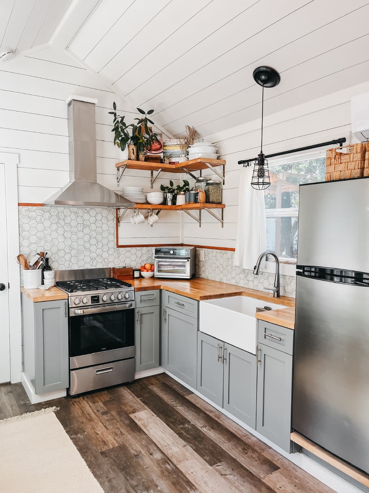 Tiny Farmhouse - 34ft Beautiful Build - Image 2