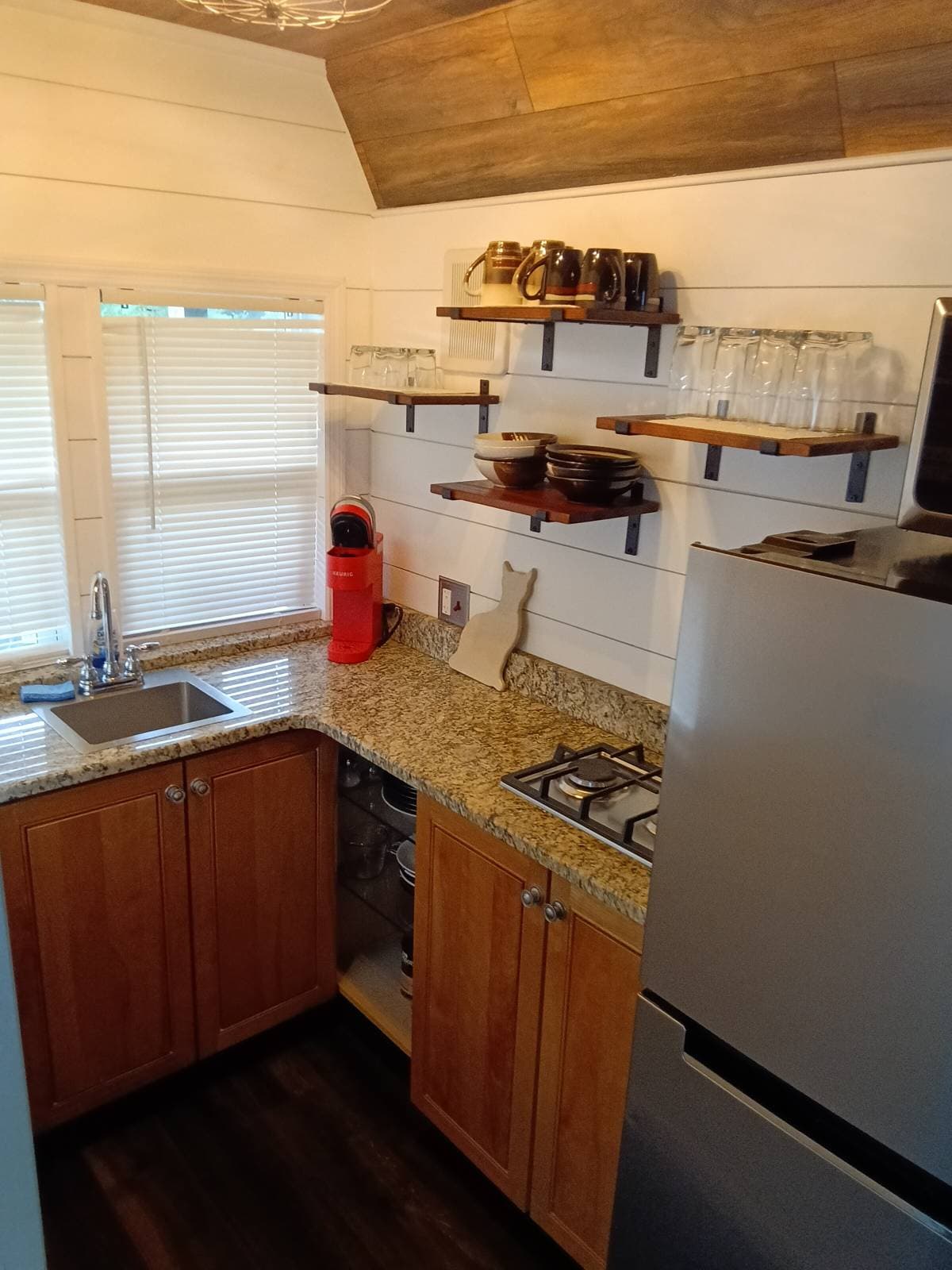 Luxury Custom Tiny Home On Wheels/ Fully furnished/ Move-in Ready/ 10'x34' - Image 5