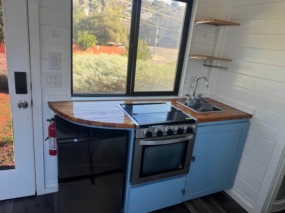 2021 16ft Tiny home on trailer- complete conversion - Image 3