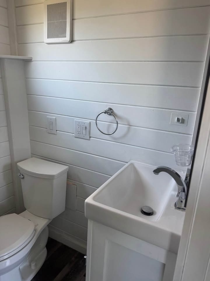 2021 16ft Tiny home on trailer- complete conversion - Image 4