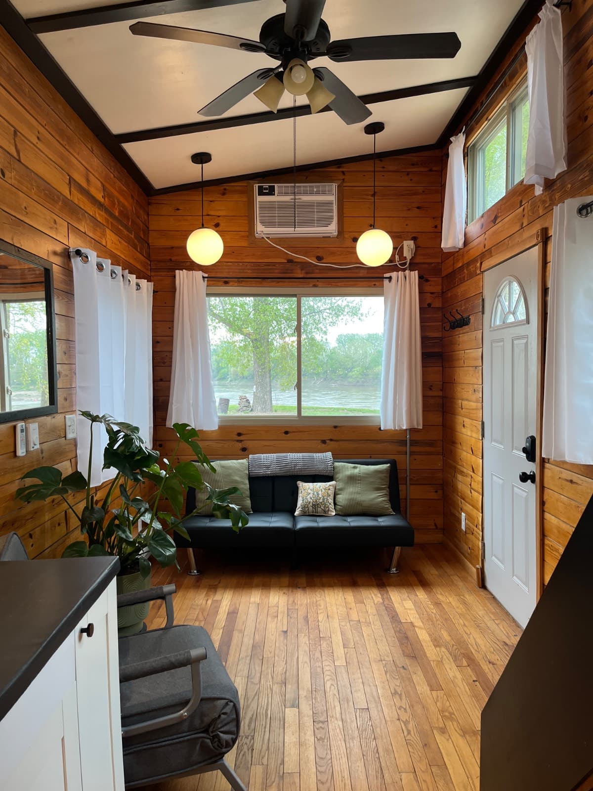 Tiny home on wheels - Image 2