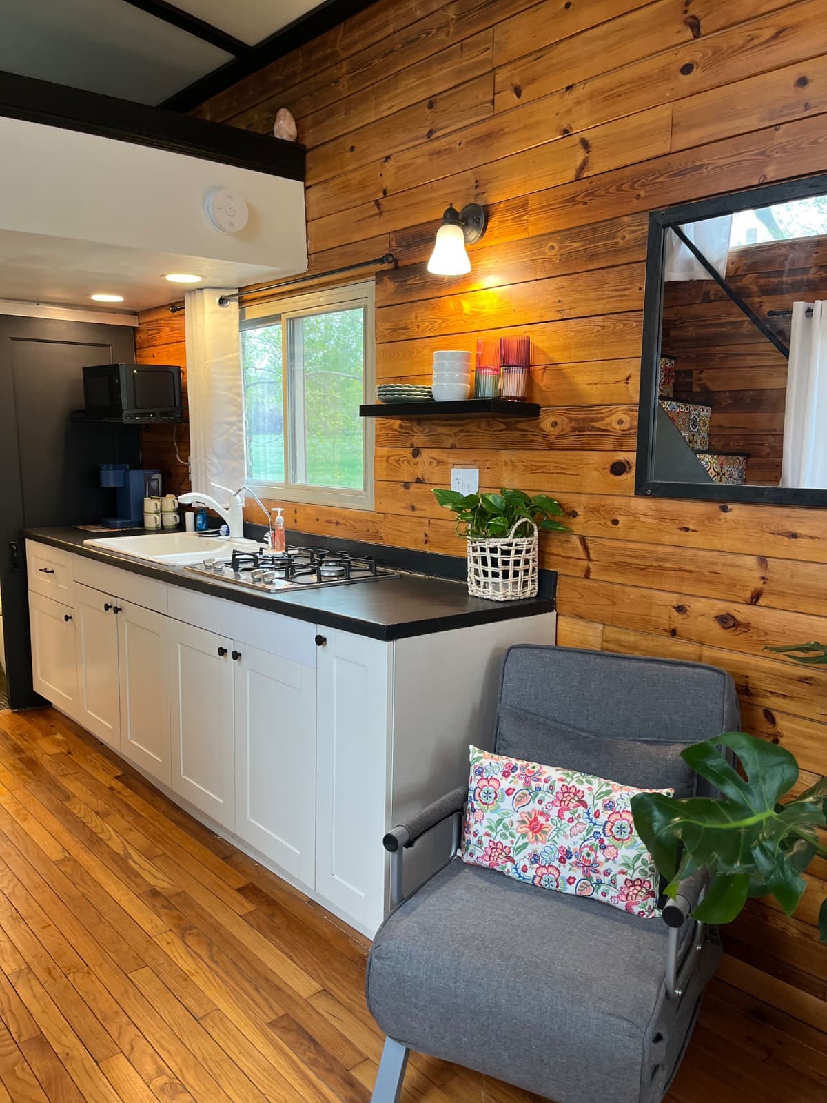 Tiny home on wheels - Image 4