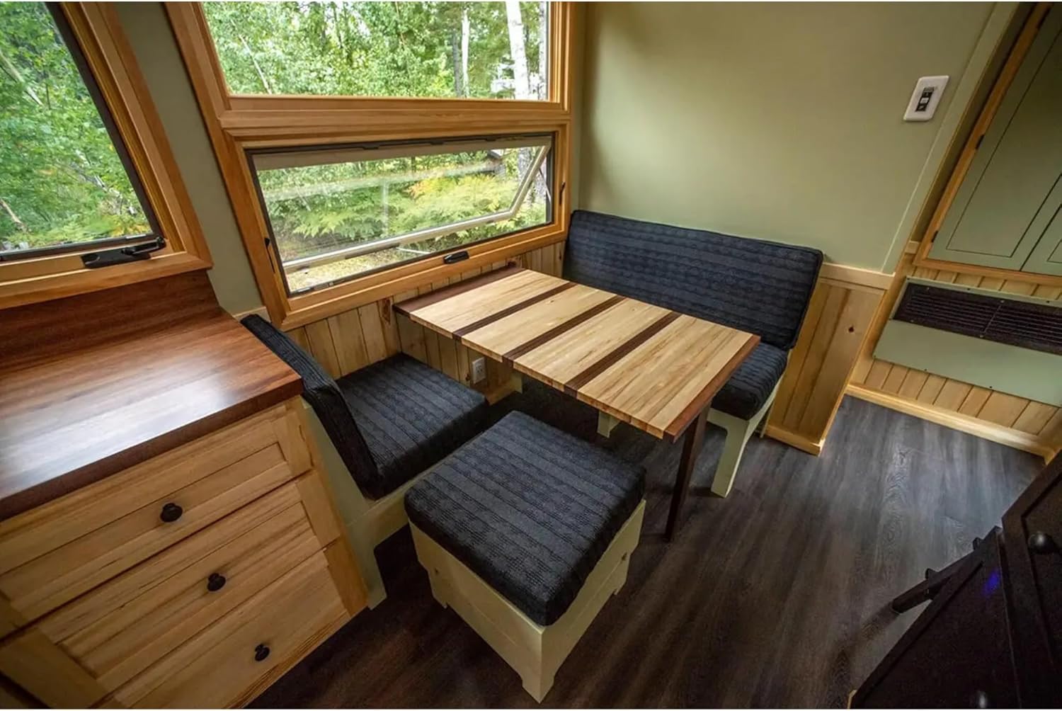 Eco-Friendly Container House on Wheels – Customizable Portable Living Space with Modern Design - Image 4