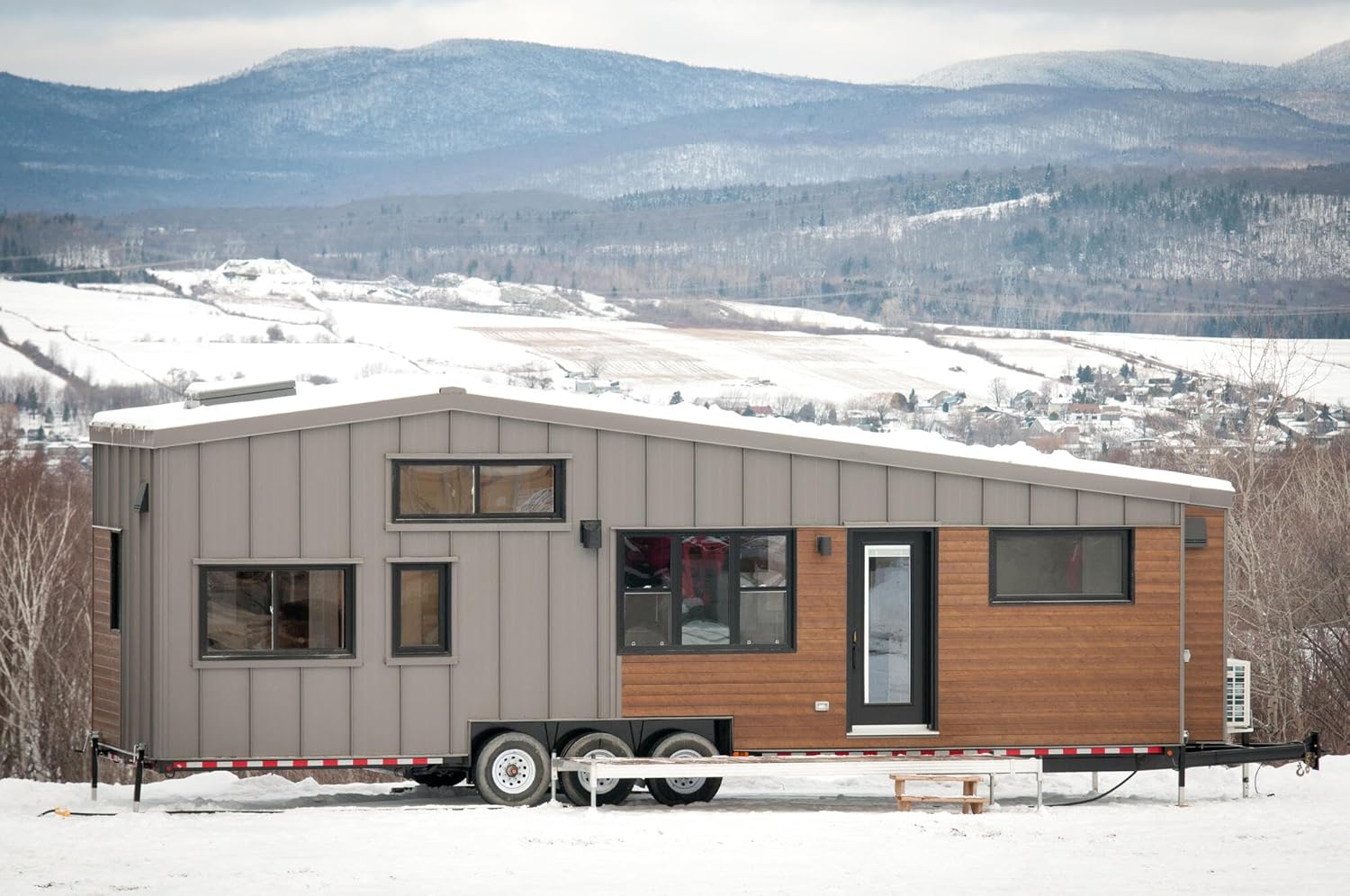 Tiny RV Mobile House with Downstairs Bedroom, Loft, Full Kitchen & Double-Pitched Roof (486 sq ft) – Family-Friendly Cedar & Steel Exterior