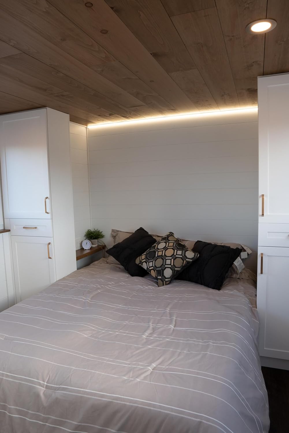 Modern Tiny House on Wheels (396 sq ft) – 3 Bedrooms, Dual Lofts, Full Kitchen & Bath, Energy-Efficient Design - Image 7